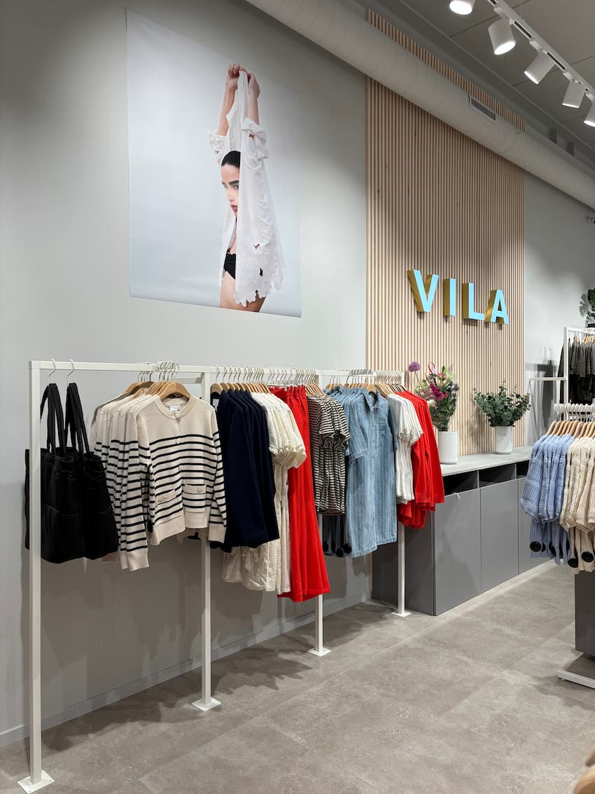 VILA Amsterdam. Clothes rack and wood panelling in store